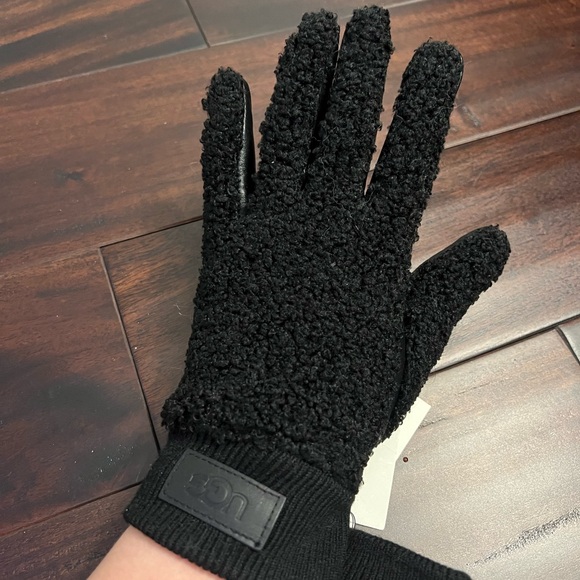 NEW! UGG Black Gloves & Mittens for Stylish Warmth - Picture 2 of 9